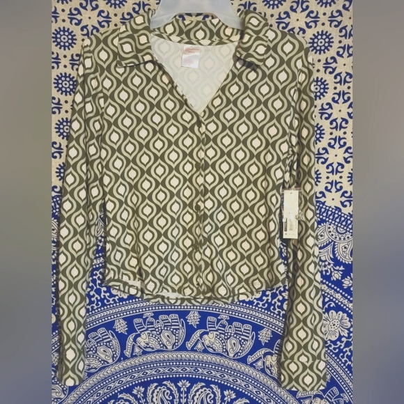 Long sleeve button up - Picture 1 of 3